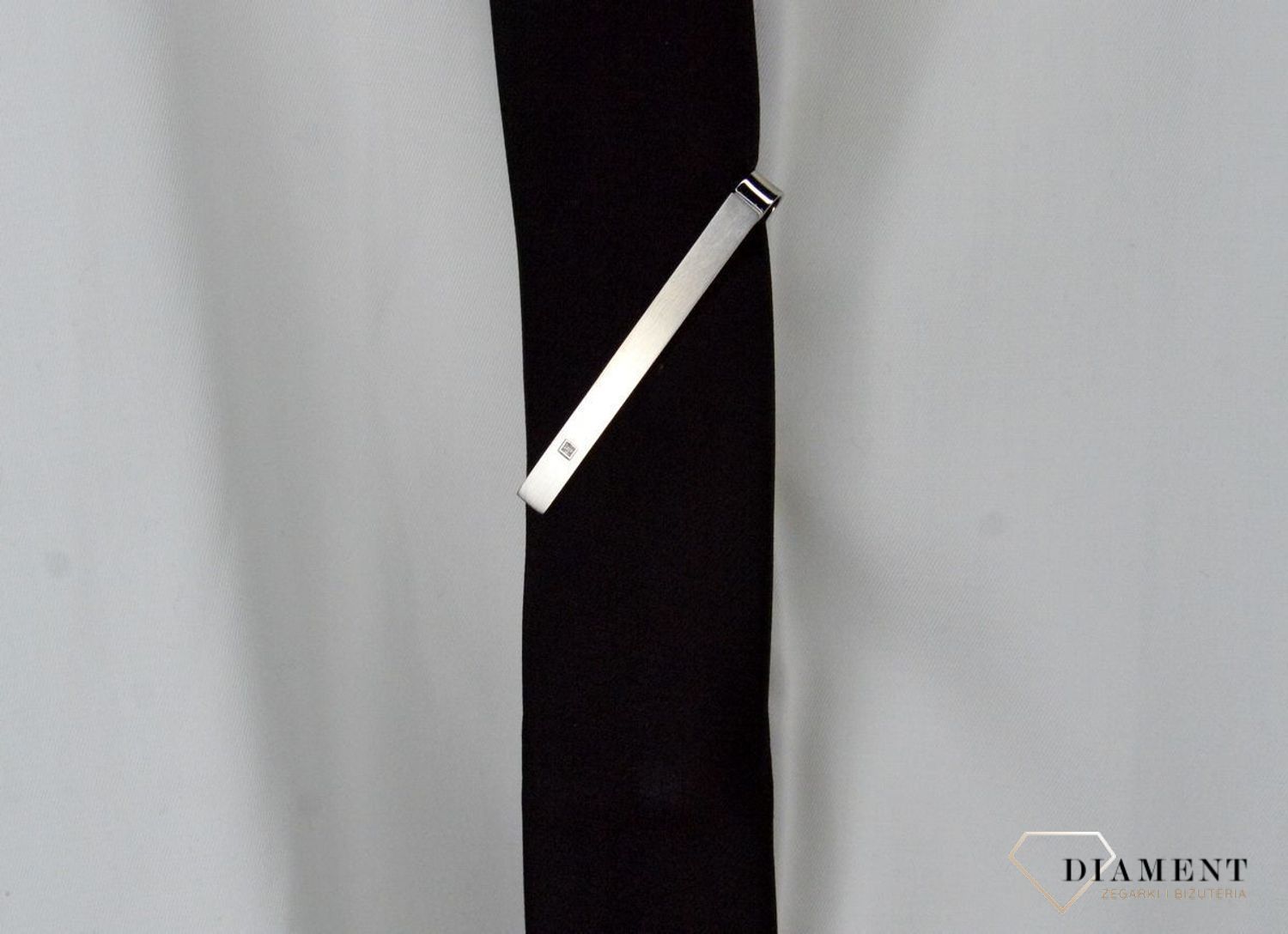 Spinka do krawatu Nomination z Diamentem 028312 008. Wąska spinka do krawata Strong Diamond Edition z czarnym diamentem i satynowym wykończeniem ze stali nierdzewnej.Idelana na prezent.webp